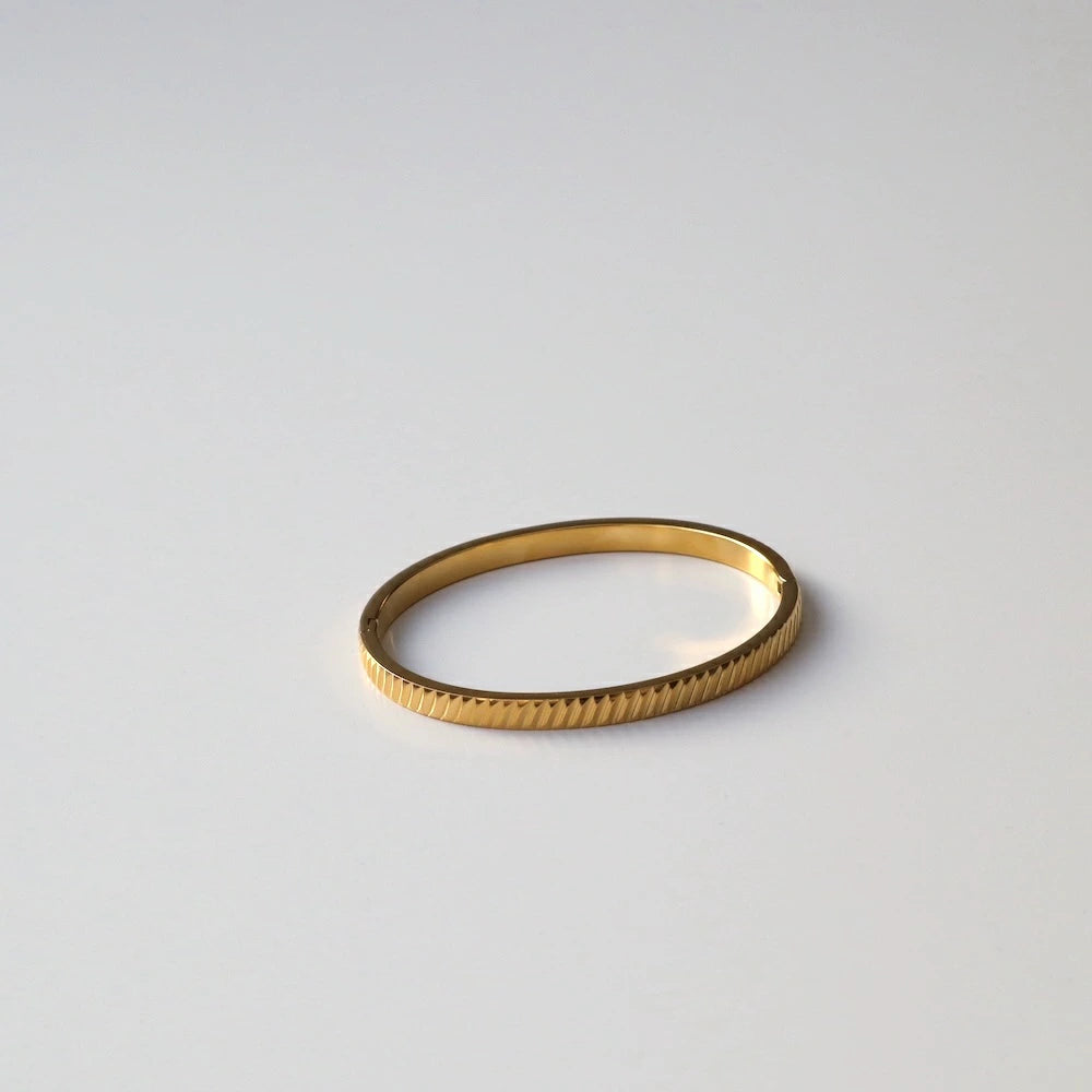 N235 stainless vintage like cut bangle