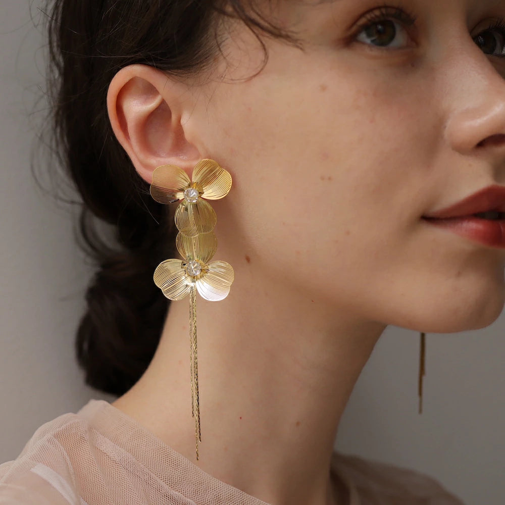 P416 oversized gold flower pierce