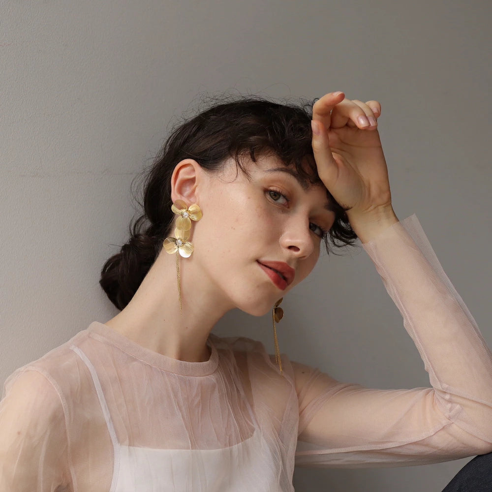 P416 oversized gold flower pierce
