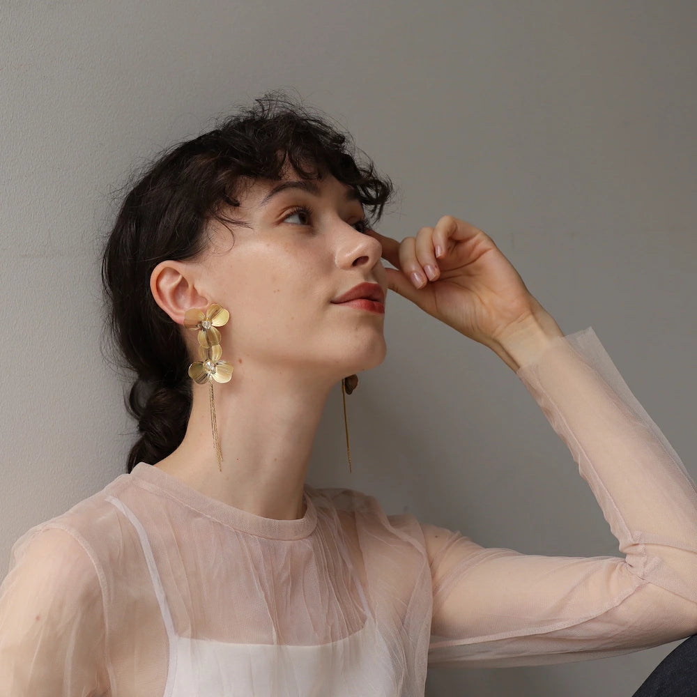 P416 oversized gold flower pierce