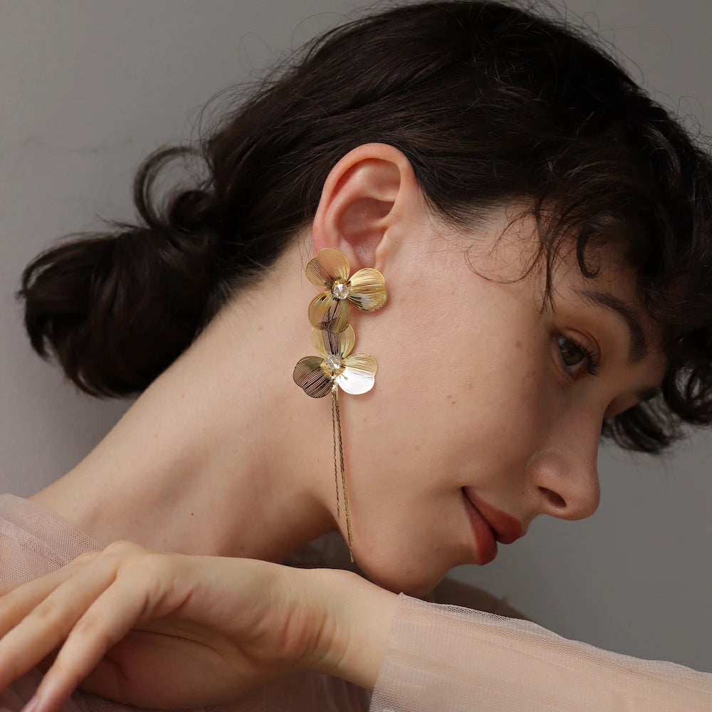 P416 oversized gold flower pierce