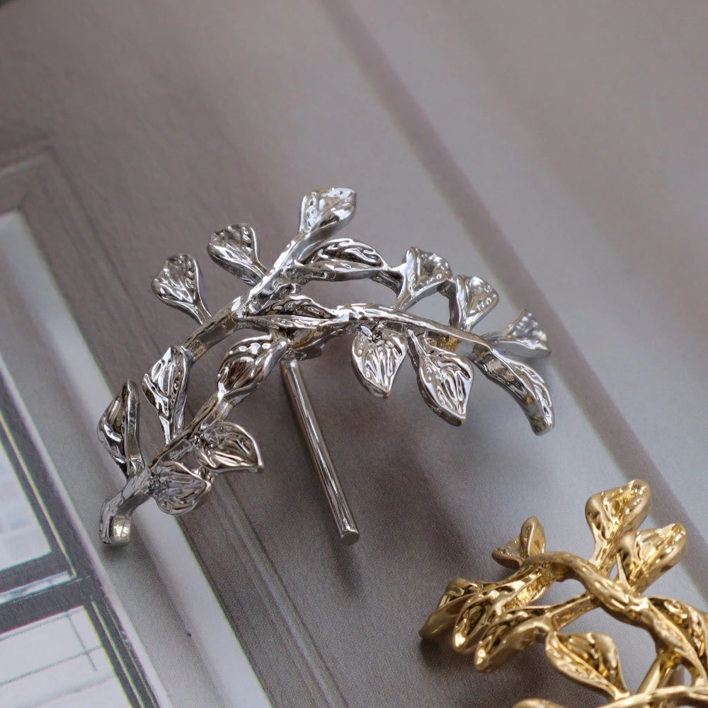 H016 leaf motif pony hook