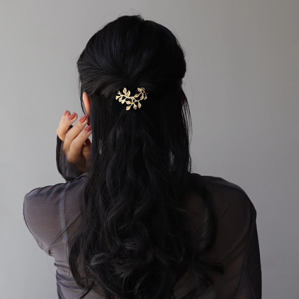 H016 leaf motif pony hook