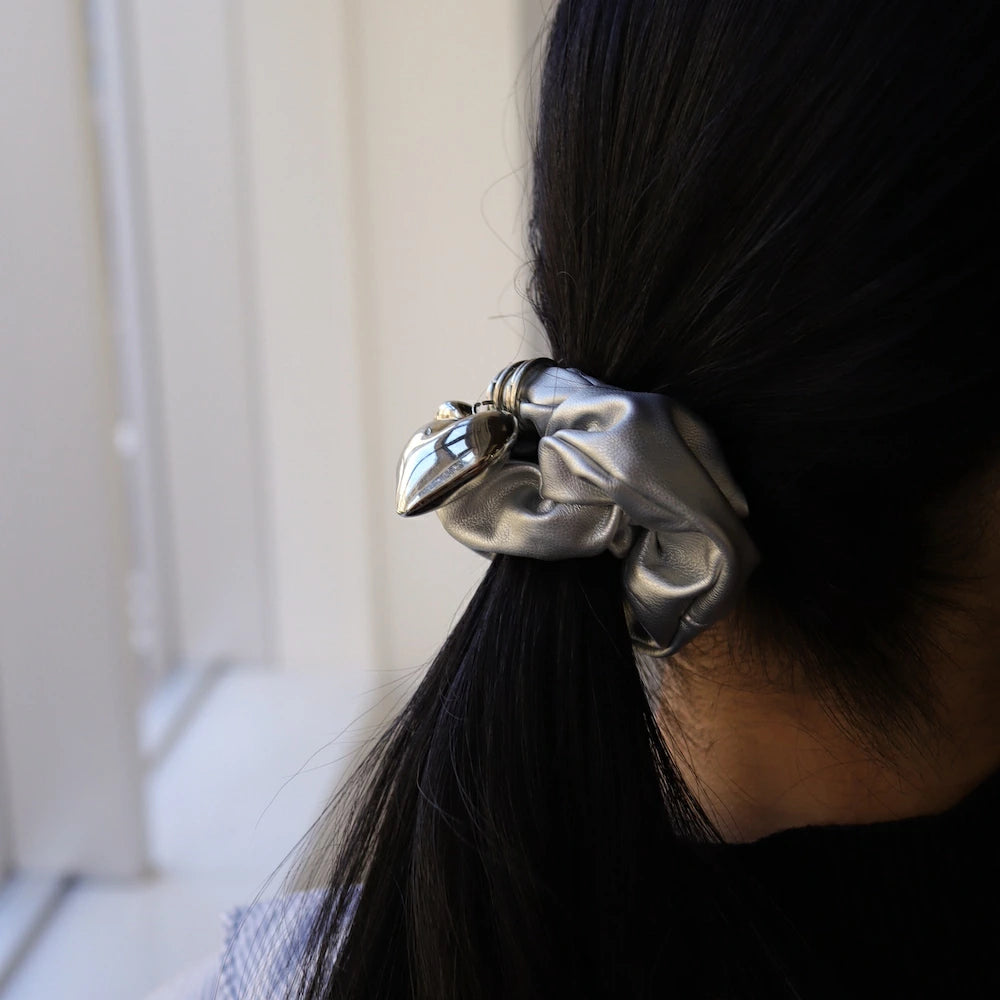 H023 metal heart scrunchie