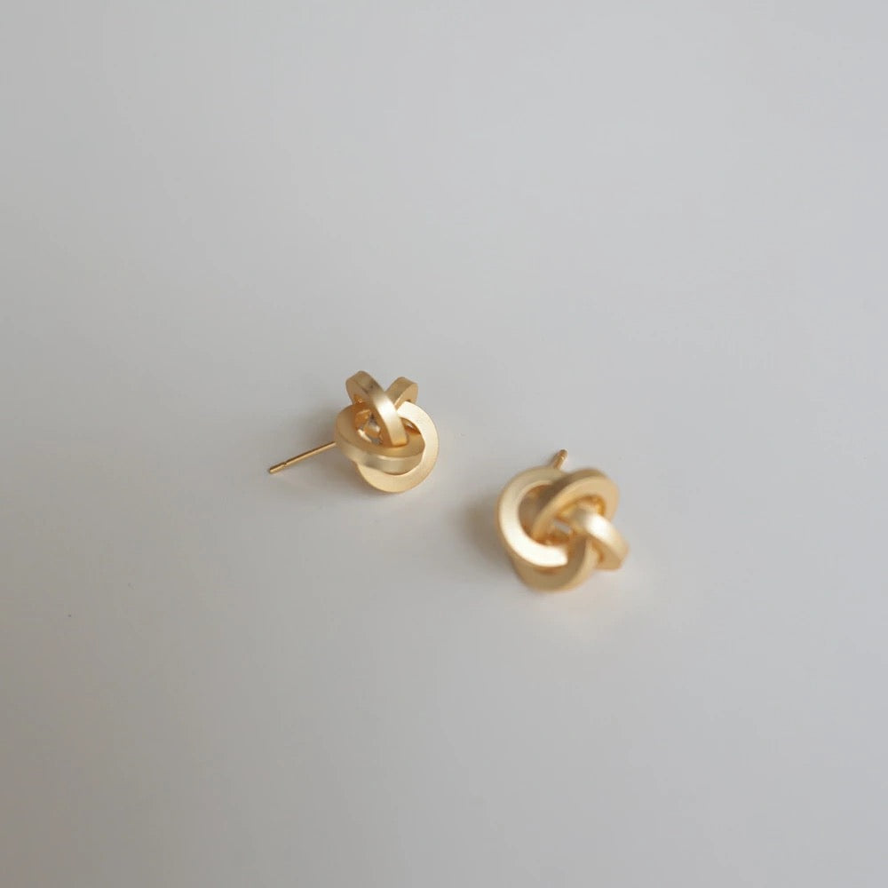 P376 matte gold knot pierce/earring