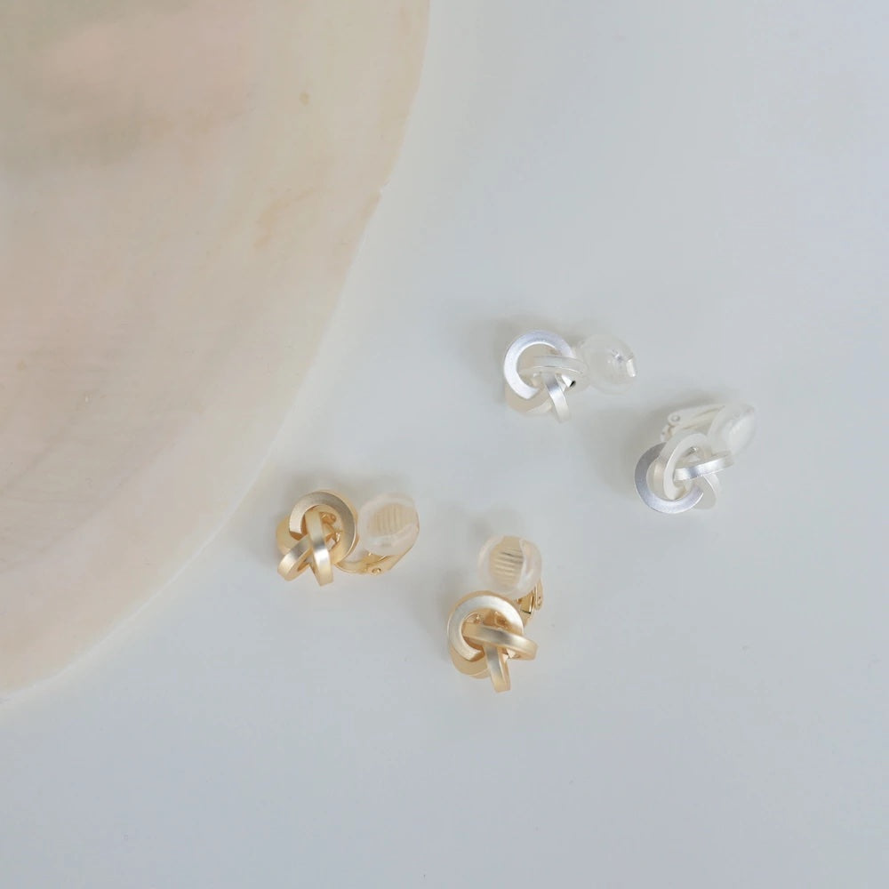 P376 matte gold knot pierce/earring