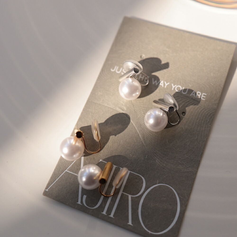 P144 one pearl earring