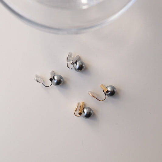 P144 one pearl earring