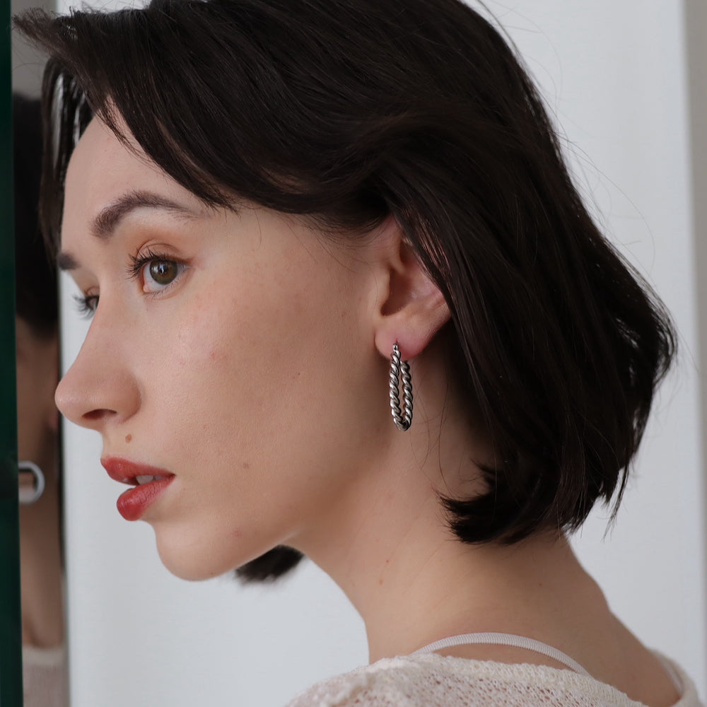 P302 stainless twist oversized hoop pierce