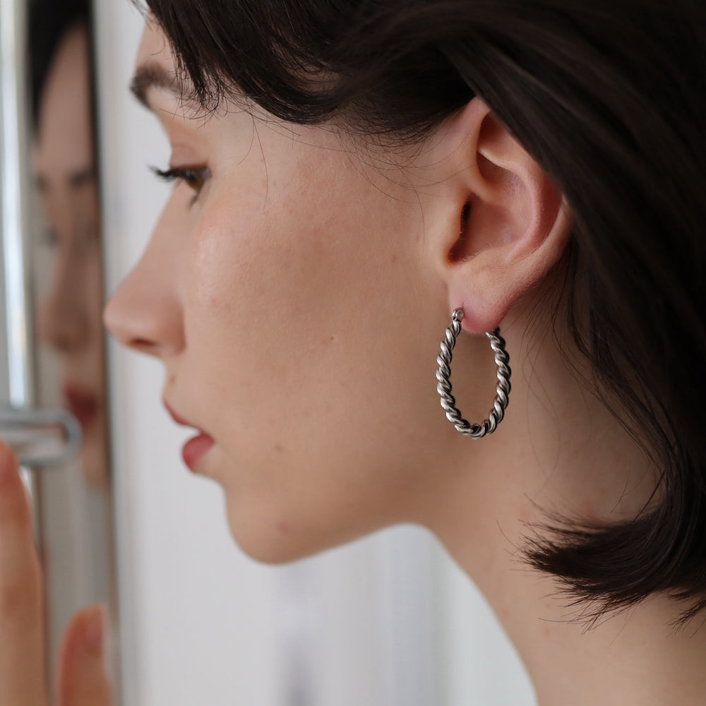 P302 stainless twist oversized hoop pierce