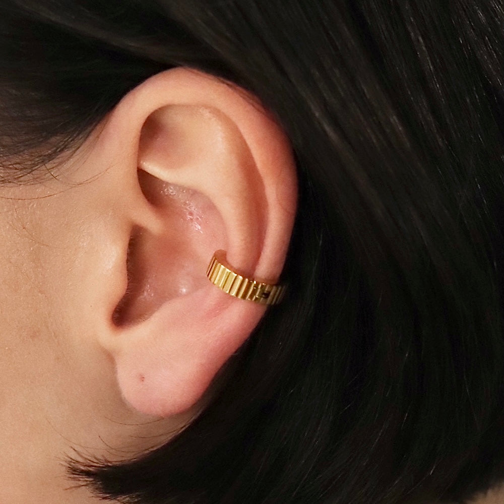 C047 stainless vertical line ear cuff
