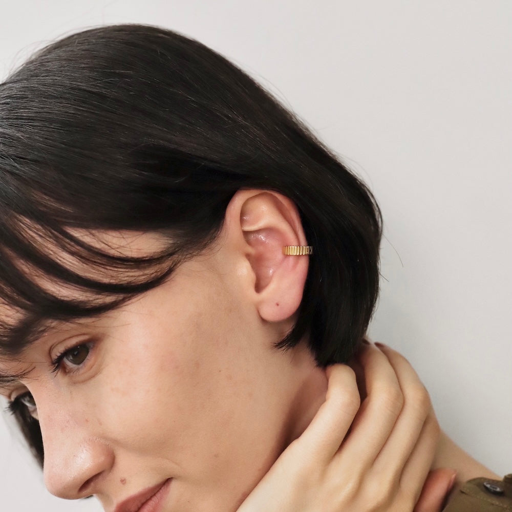 C047 stainless vertical line ear cuff