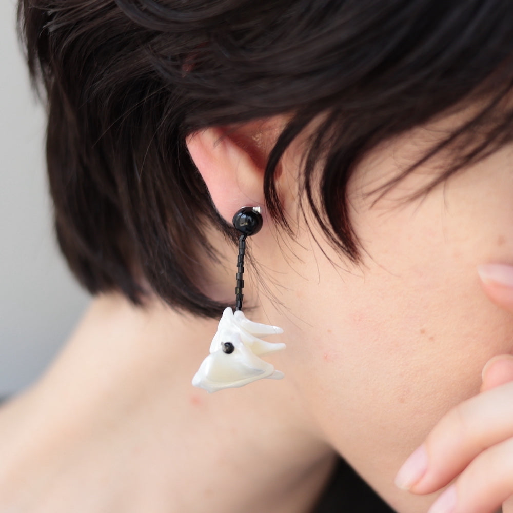 P104 handmade black shell bead asymmetry pierce