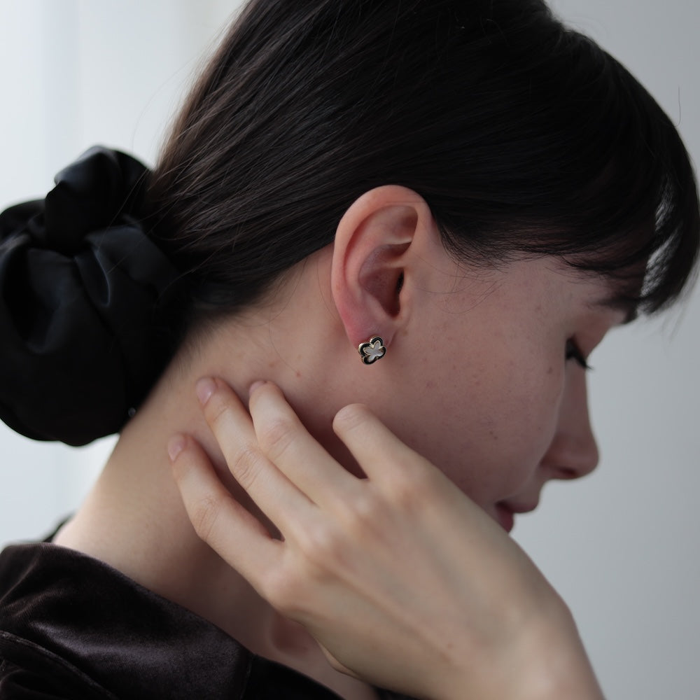 P351 black shell flower pierce /earring
