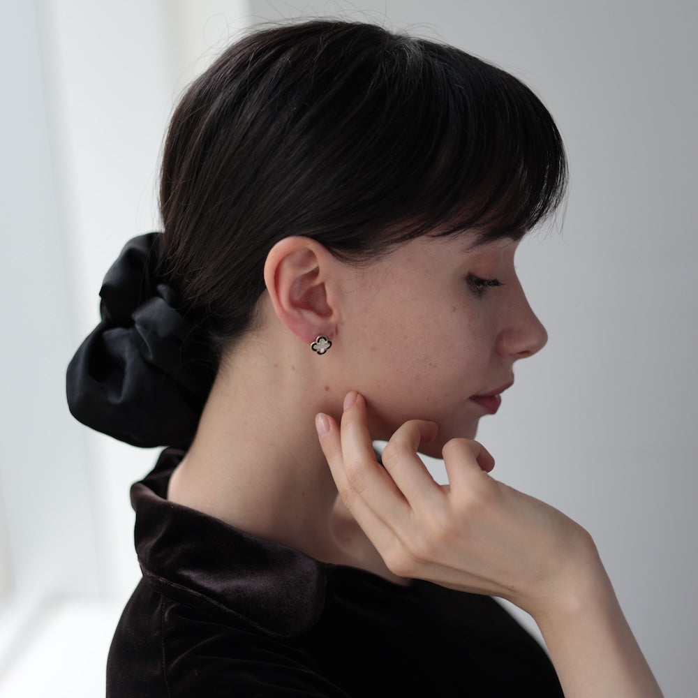 P351 black shell flower pierce /earring