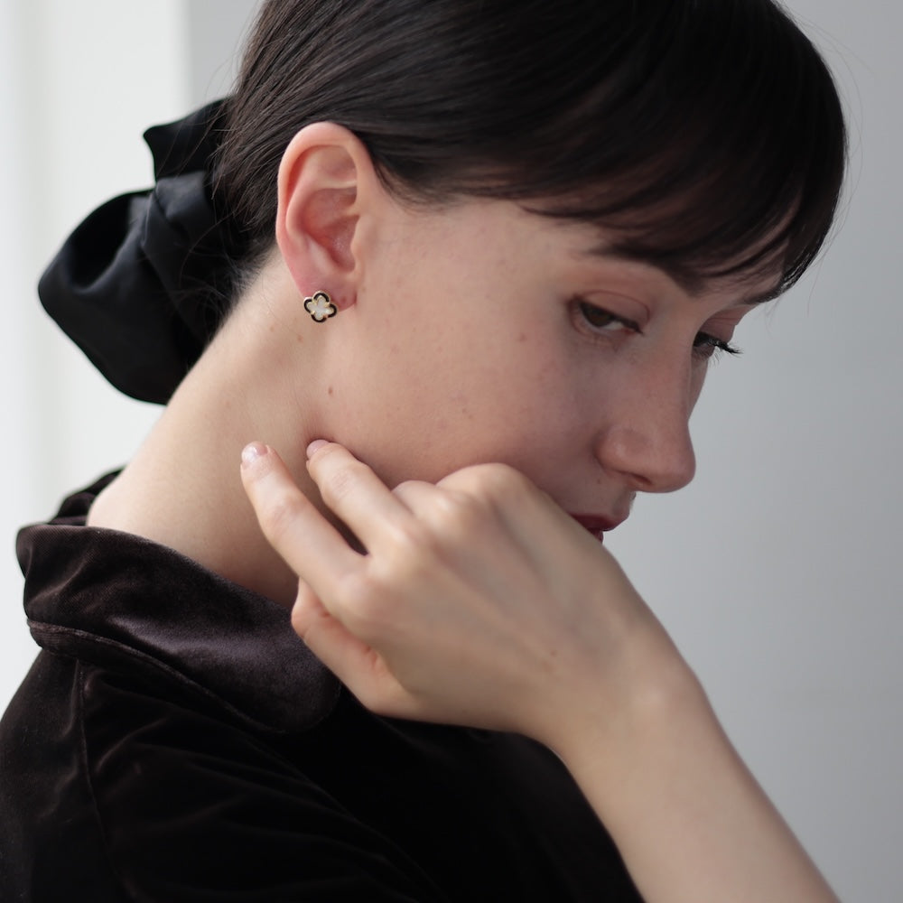 P351 black shell flower pierce /earring