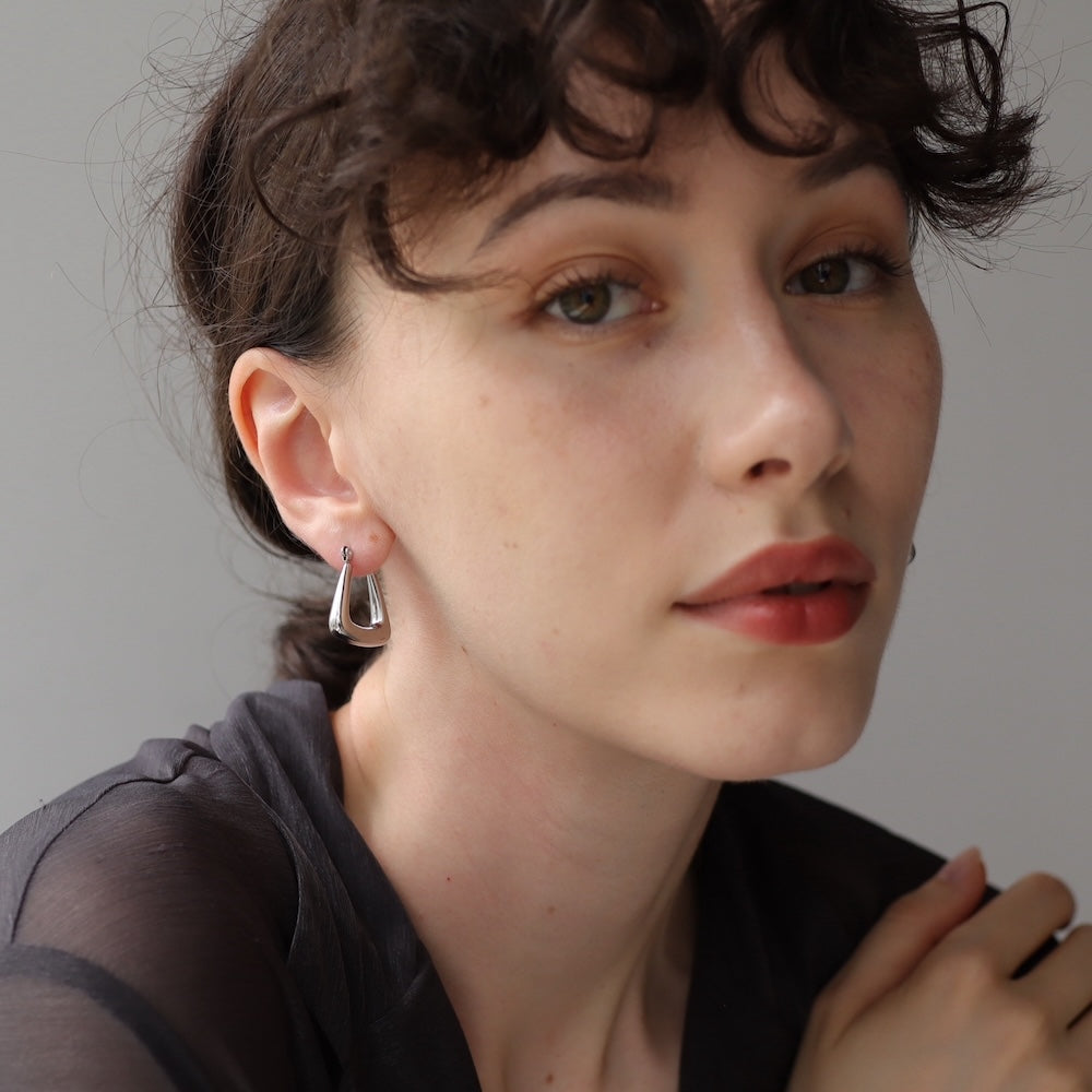 P218 stainless triangle gold hoop pierce