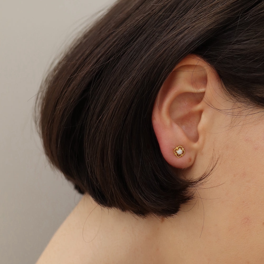 P148 silver925 synthetic opal flower pierce