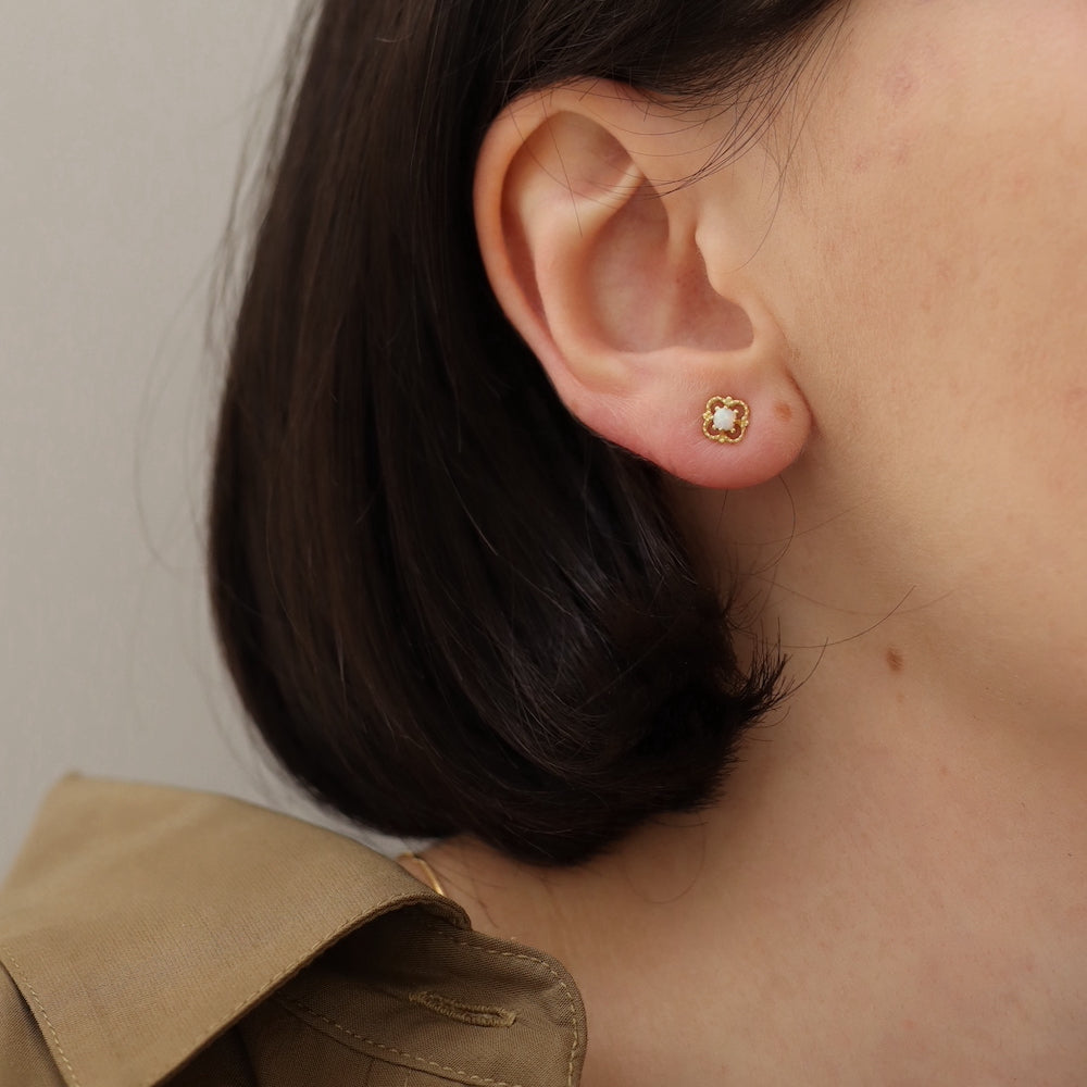 P148 silver925 synthetic opal flower pierce