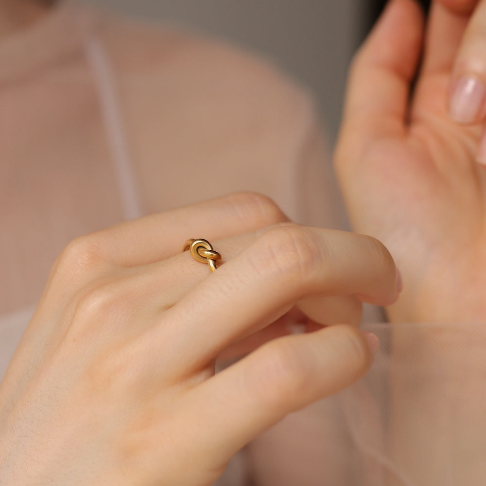 R001 stainless knot ring