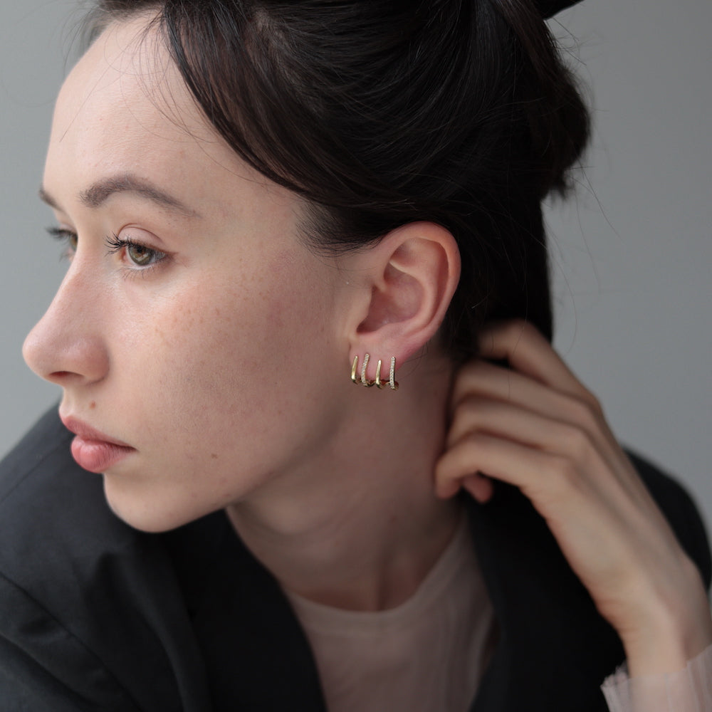 P379 line stone half hoop pierce
