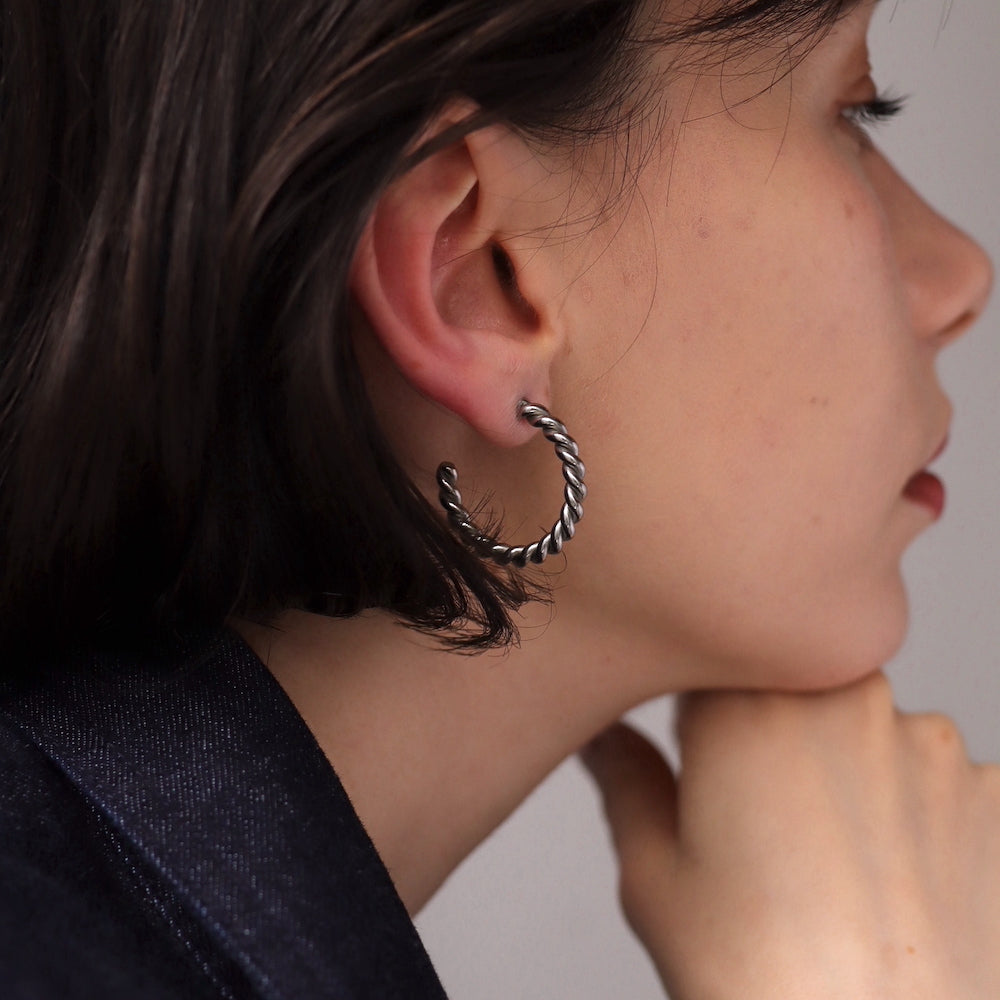 P006 stainless hoop twist pierce