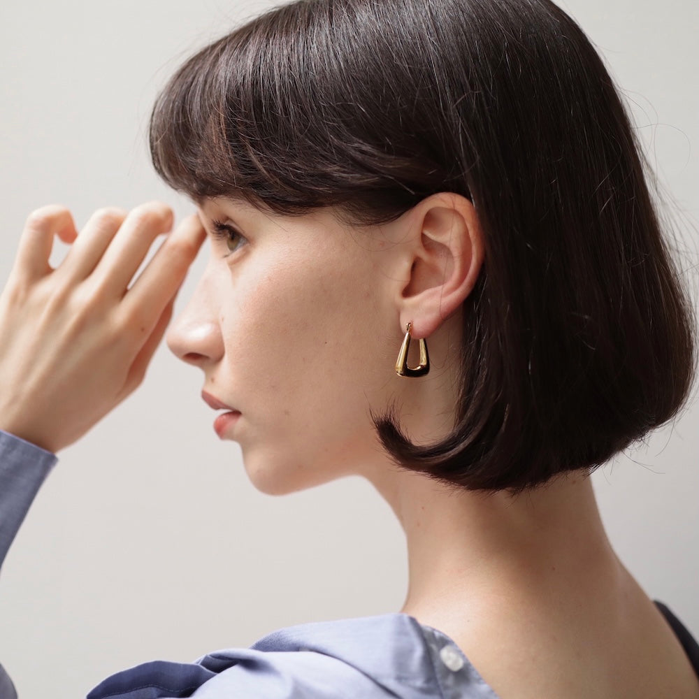 P218 stainless triangle gold hoop pierce