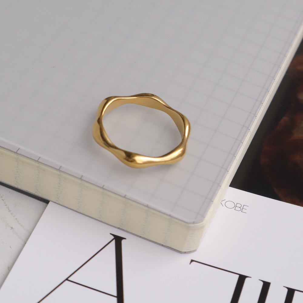 R047 stainless nuance wave ring
