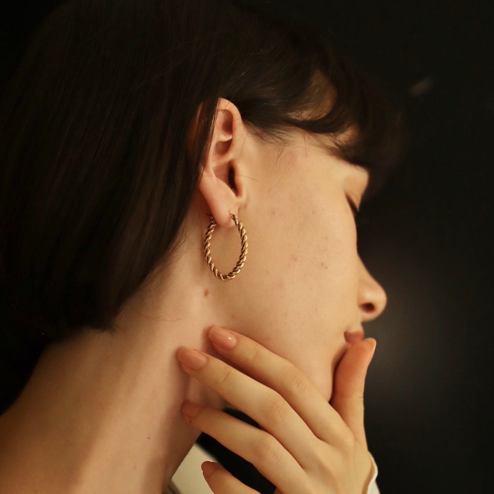 P302 stainless twist oversized hoop pierce