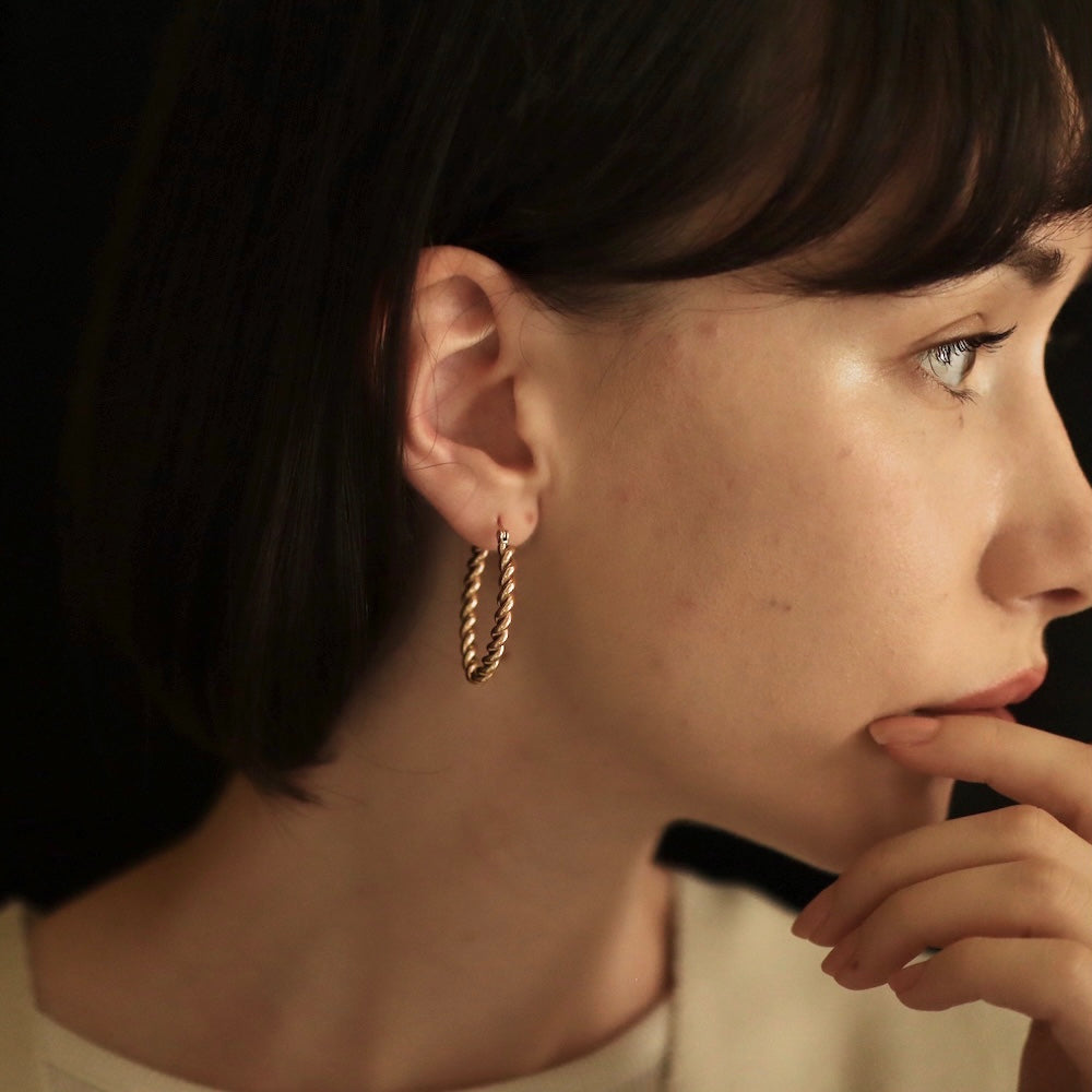 P302 stainless twist oversized hoop pierce