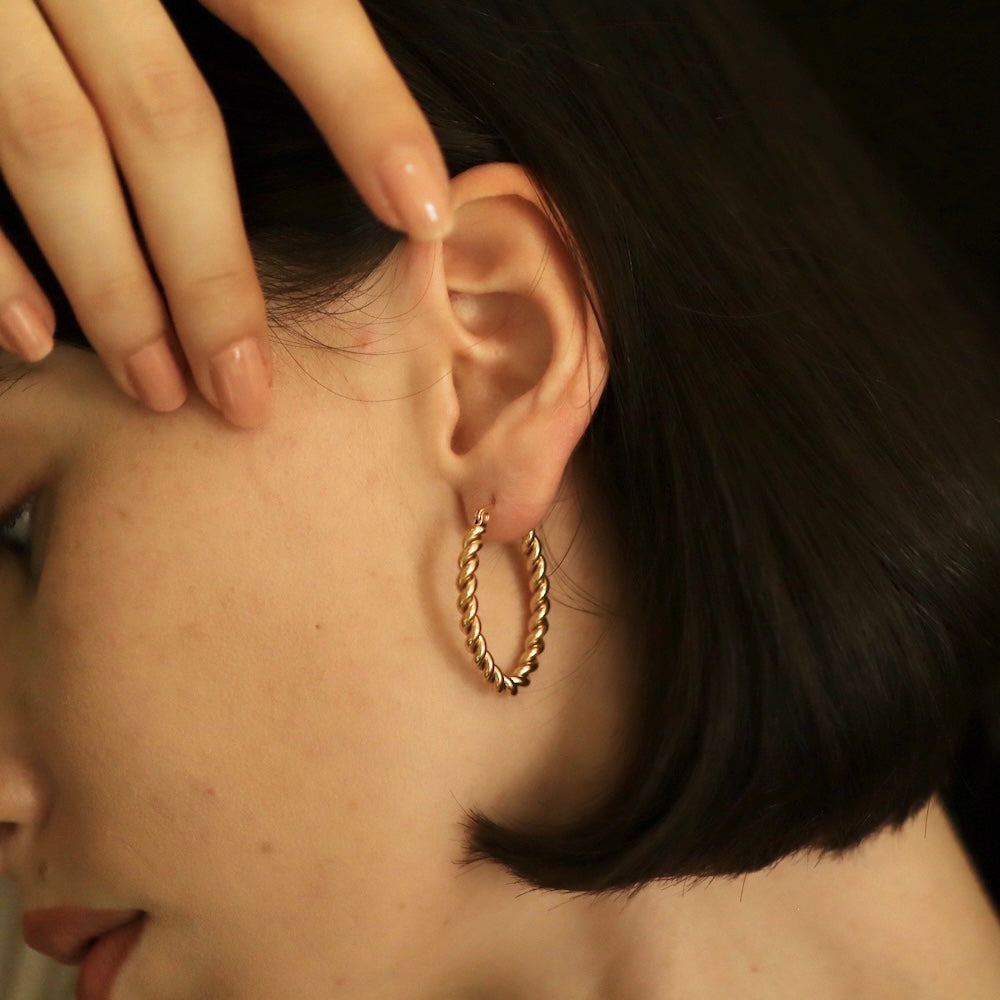 P302 stainless twist oversized hoop pierce