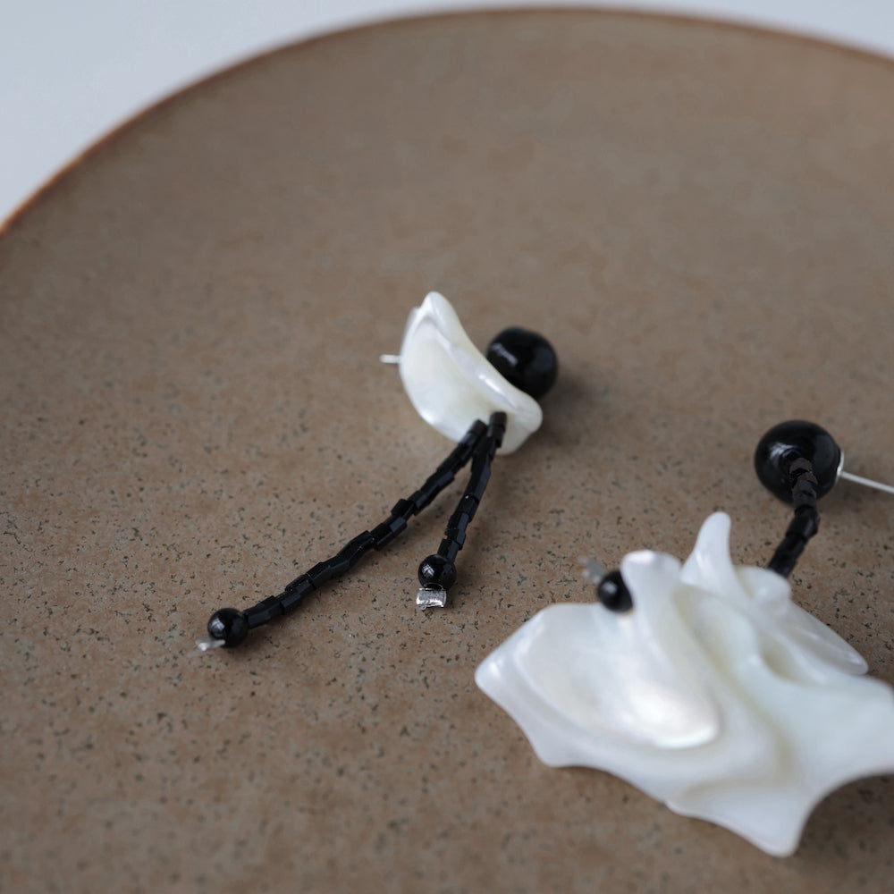 P104 handmade black shell bead asymmetry pierce