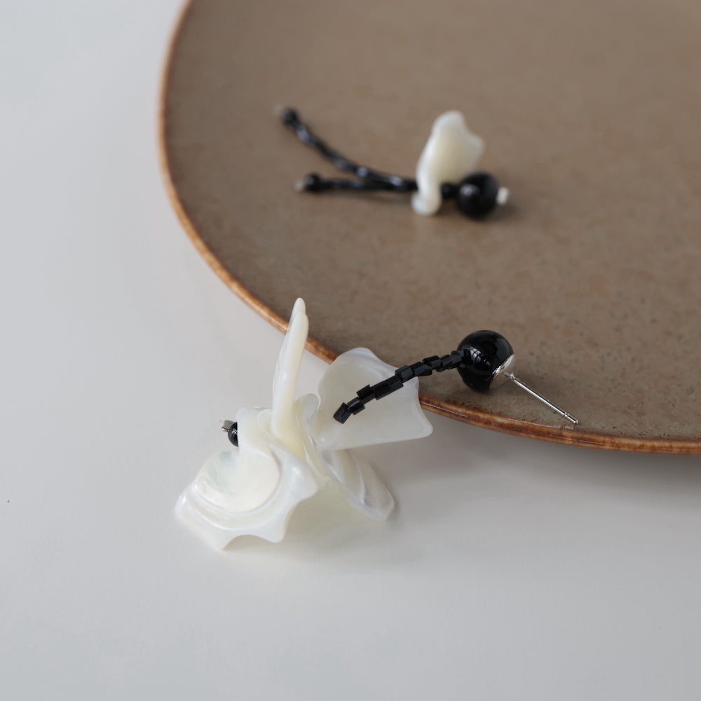 P104 handmade black shell bead asymmetry pierce