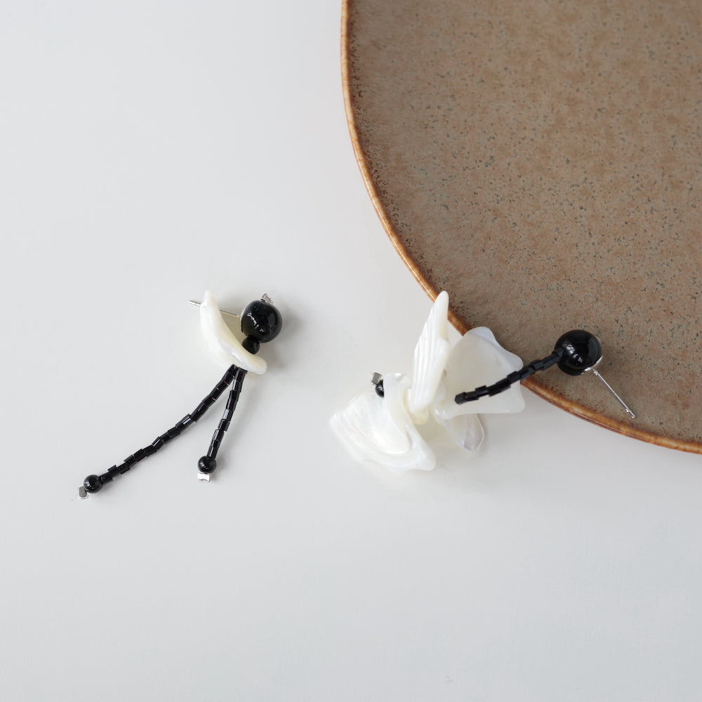 P104 handmade black shell bead asymmetry pierce
