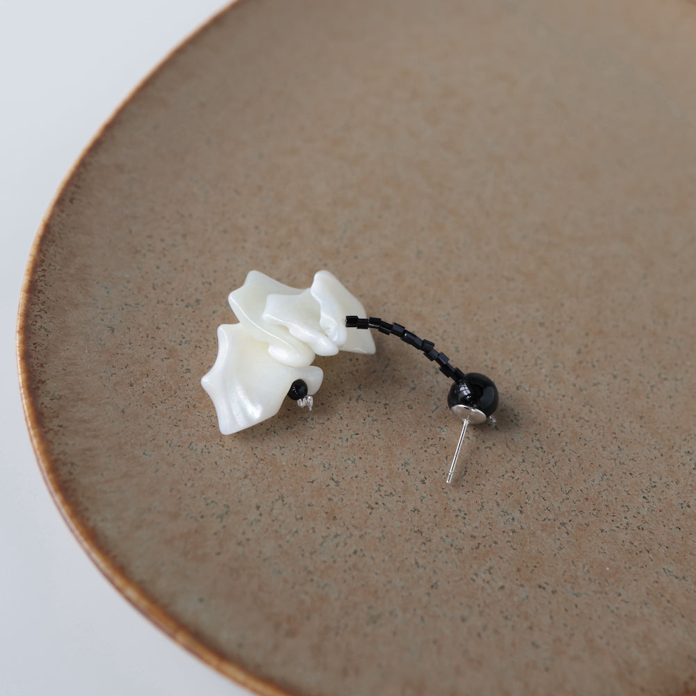 P104 handmade black shell bead asymmetry pierce