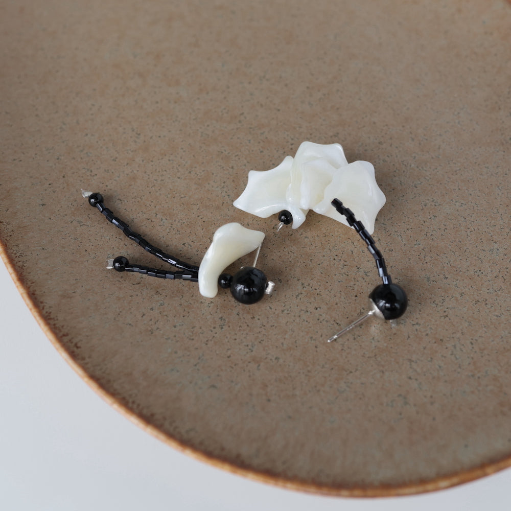 P104 handmade black shell bead asymmetry pierce