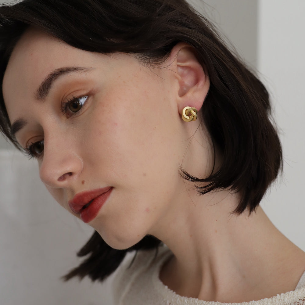 P376 matte gold knot pierce/earring