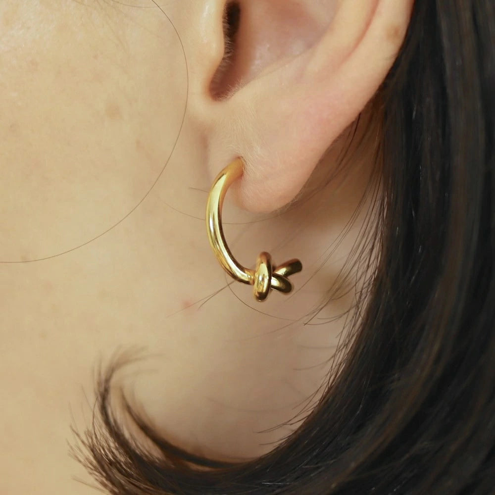P068 stainless knot half hoop pierce