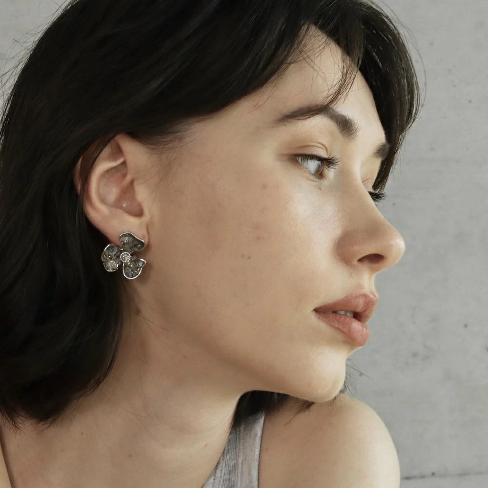 P081 oversized flower pierce