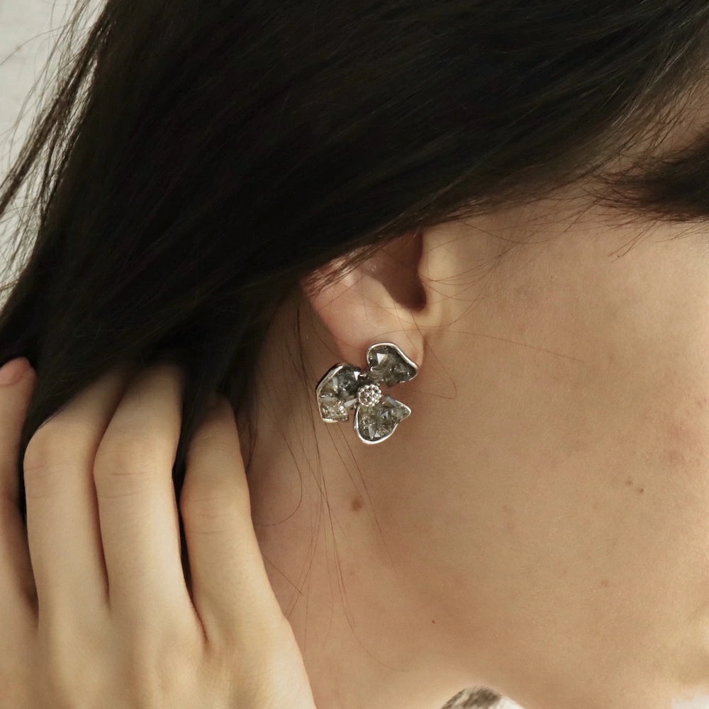 P081 oversized flower pierce