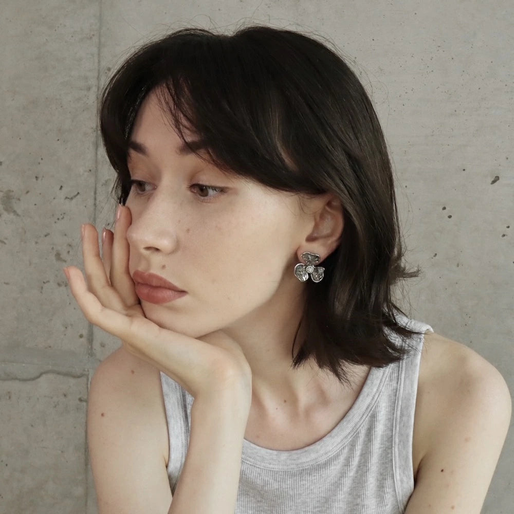 P081 oversized flower pierce