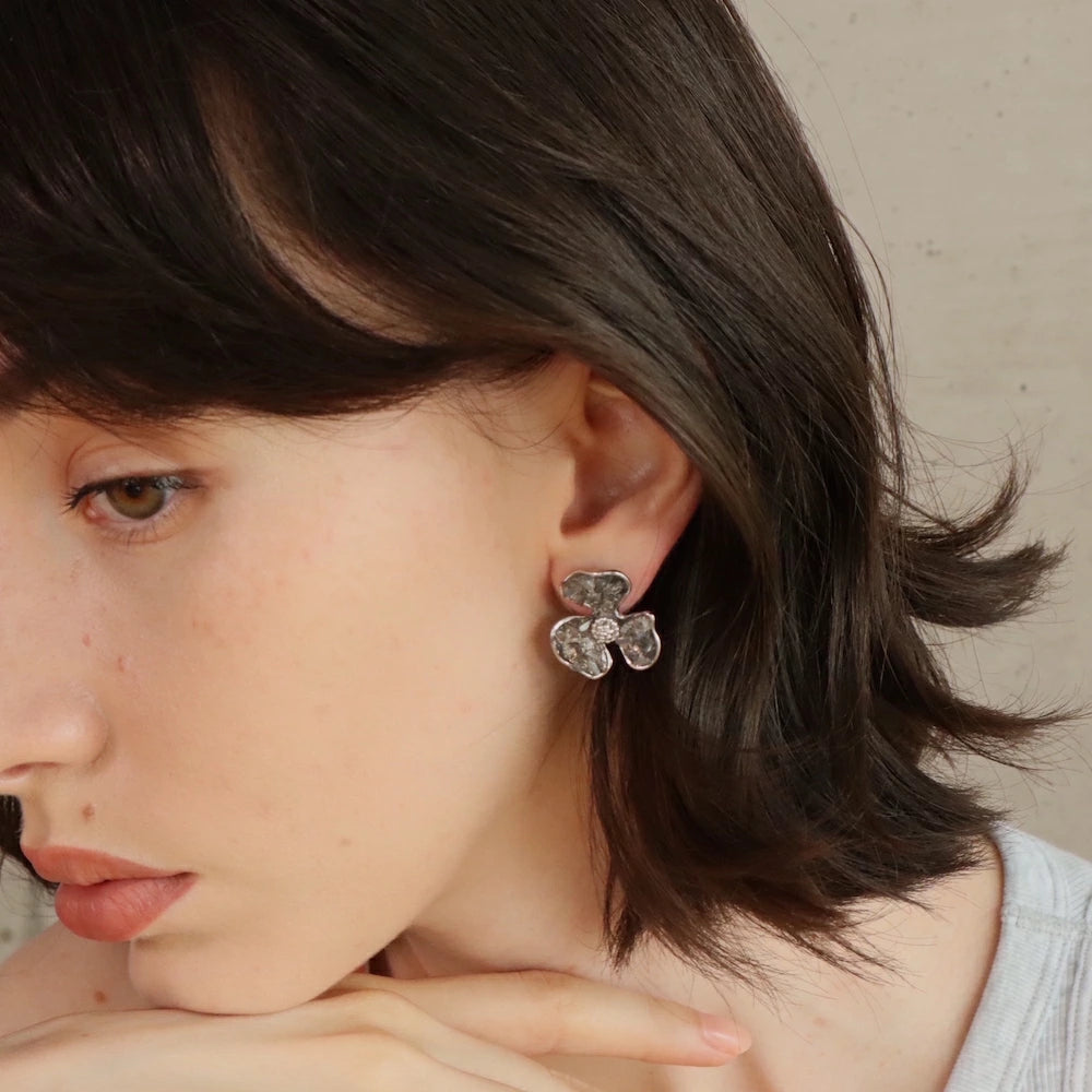 P081 oversized flower pierce