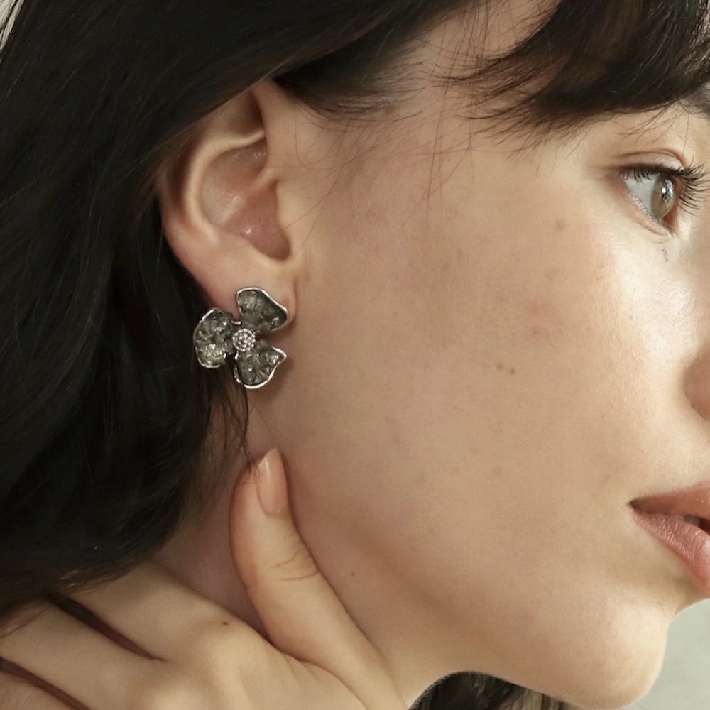 P081 oversized flower pierce