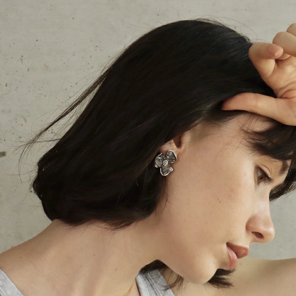 P081 oversized flower pierce