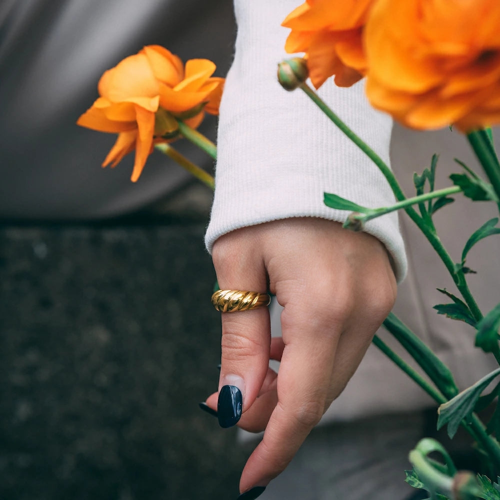 R092  stainless croissant ring