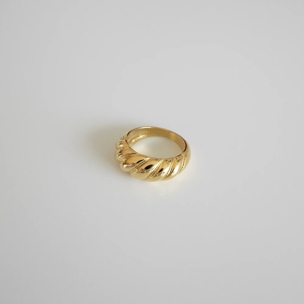 R092  stainless croissant ring