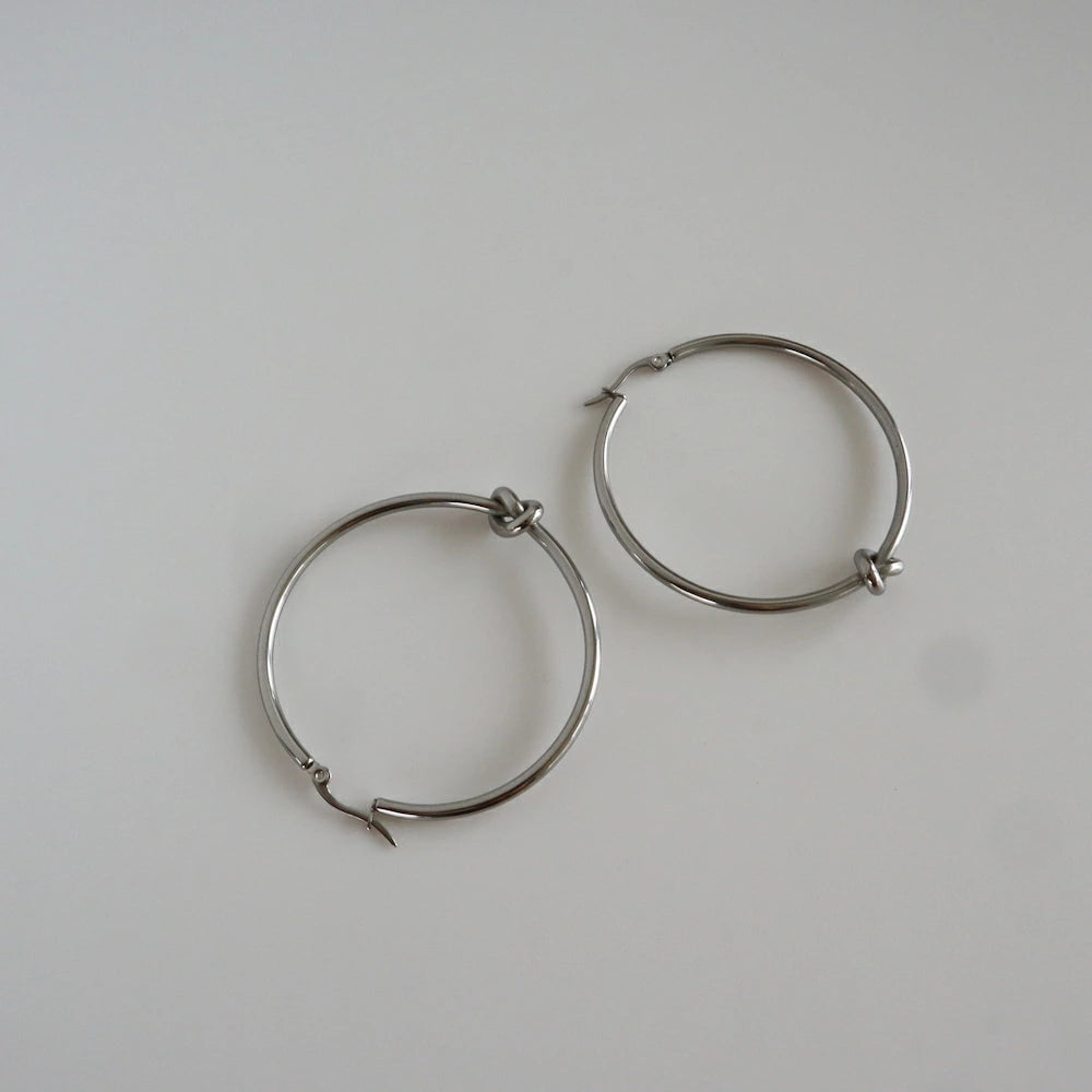 P209  stainless knot oversized hoop pierce