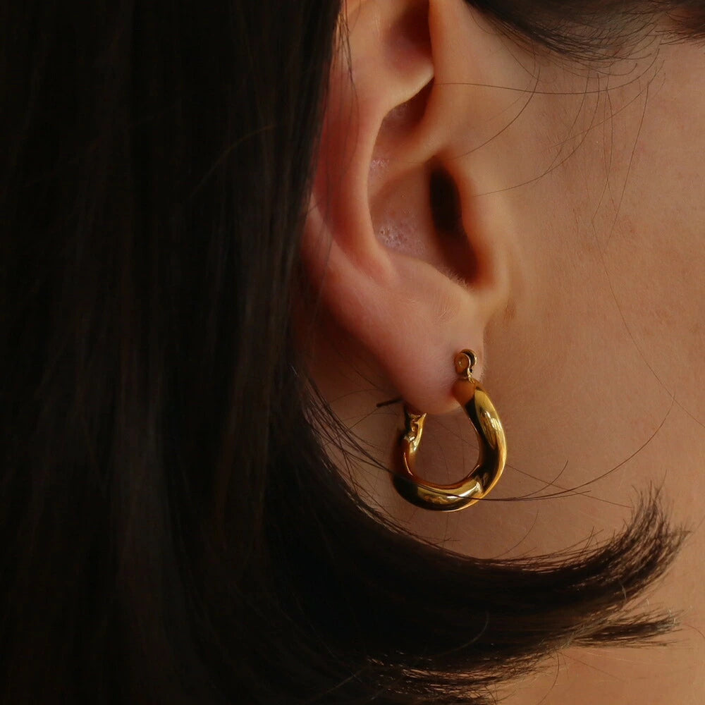 P156  stainless wave hoop pierce