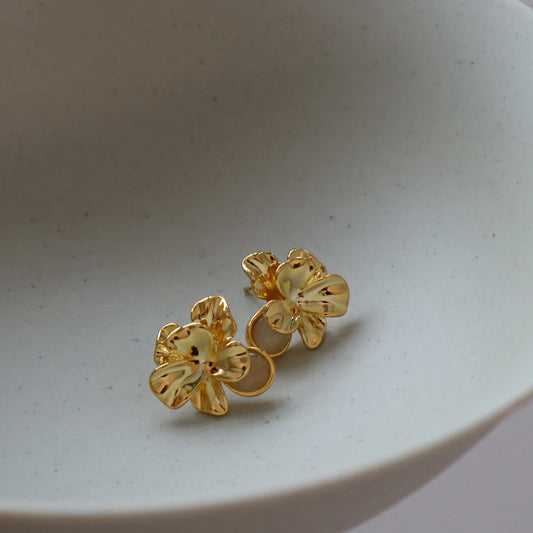 P048  gold flower pierce