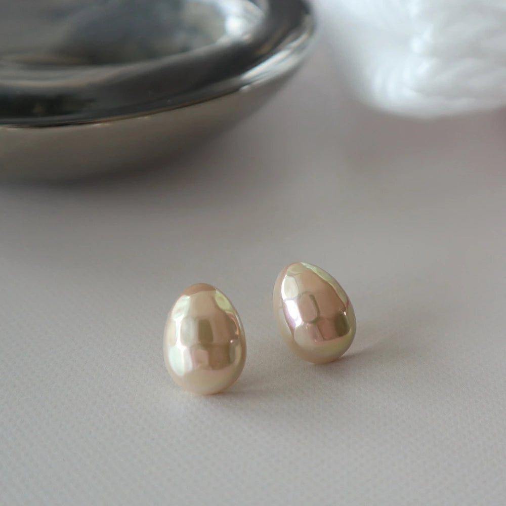 P086  oversized pearl pierce